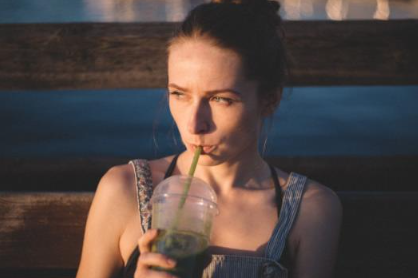 Een maaltijdshake in een fit eetpatroon naast sport en beweging